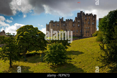 Extérieur de Alnwick Castle un château médiéval dans le Northumberland England UK administré par duc de Northumberland et la famille Percy Banque D'Images