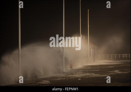 Aberystwyth, Pays de Galles, Royaume-Uni. Le 08 février, 2016. Météo France : des vagues énormes à Aberystwyth. Credit : Photographie vétéran/Alamy Live News Banque D'Images