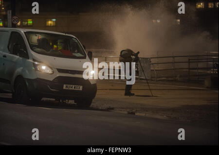 Aberystwyth, Pays de Galles, Royaume-Uni. Le 08 février, 2016. Météo France : des vagues énormes à Aberystwyth. Credit : Photographie vétéran/Alamy Live News Banque D'Images