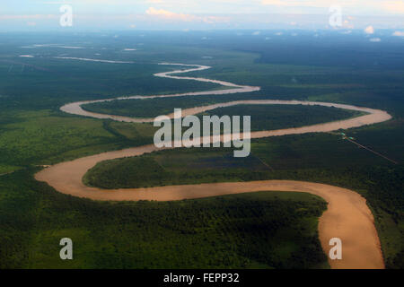 De Gunung Mulu/MALAISIE - CIRCA NOVEMBRE 2015 : Vue aérienne de la rivière Sungai Tutoh et ses eaux boueuses brun près de Gunung Mulu Banque D'Images