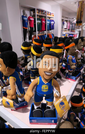 Golden State Warriors Stephen Curry 10'Player Plush Doll, NBA magasin phare, 545 Fifth Avenue, New York Banque D'Images