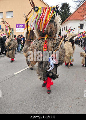 Ljubljana, Slovénie - 7 février 2016 - carnaval traditionnel avec des chiffres, connu comme kurent ou korent de Ptuj, la Slovénie Banque D'Images