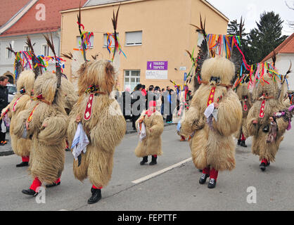 Ljubljana, Slovénie - 7 février 2016 - carnaval traditionnel avec des chiffres, connu comme kurent ou korent de Ptuj, la Slovénie Banque D'Images