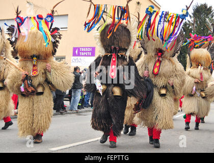 Ljubljana, Slovénie - 7 février 2016 - carnaval traditionnel avec des chiffres, connu comme kurent ou korent de Ptuj, la Slovénie Banque D'Images