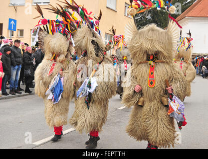 Ljubljana, Slovénie - 7 février 2016 - carnaval traditionnel avec des chiffres, connu comme kurent ou korent de Ptuj, la Slovénie Banque D'Images