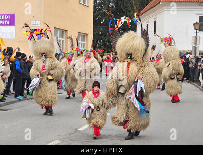 Ljubljana, Slovénie - 7 février 2016 - carnaval traditionnel avec des chiffres, connu comme kurent ou korent de Ptuj, la Slovénie Banque D'Images