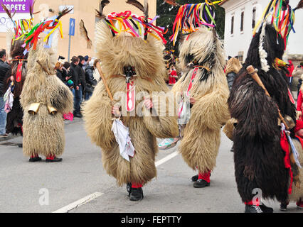 Ljubljana, Slovénie - 7 février 2016 - carnaval traditionnel avec des chiffres, connu comme kurent ou korent de Ptuj, la Slovénie Banque D'Images