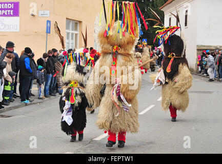 Ljubljana, Slovénie - 7 février 2016 - carnaval traditionnel avec des chiffres, connu comme kurent ou korent de Ptuj, la Slovénie Banque D'Images