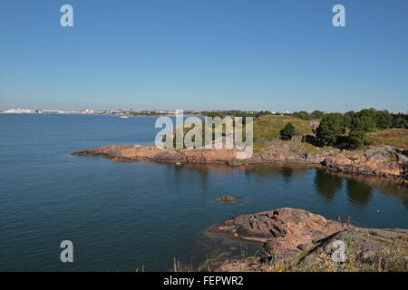 Vue vers l'ouest de Kusaanmiekka sur l'île forteresse de Suomenlinna, Helsinki, Finlande. Banque D'Images