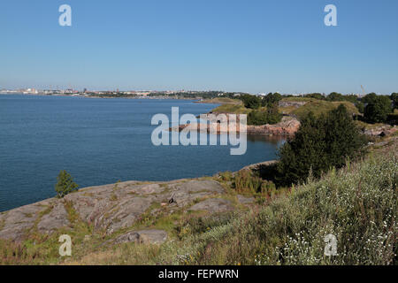 Vue vers l'ouest de Kusaanmiekka sur l'île forteresse de Suomenlinna, Helsinki, Finlande. Banque D'Images