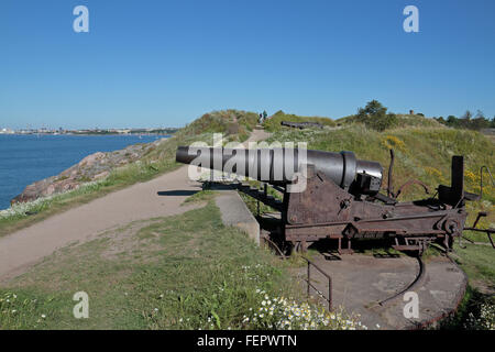 Les murs au-dessus du canon pointant vers la mer sur l'île forteresse de Suomenlinna, Helsinki, Finlande. Banque D'Images