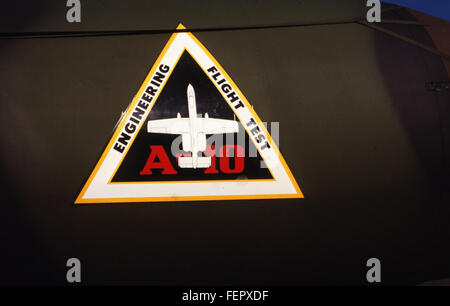 Le Fairchild Republic A-10A Thunderbolt II (numéro de queue 81-0989) est photographié à la McClellan Air Force base le 5 septembre 1986. Connu pour sa durabilité et son rôle de soutien aérien rapproché, l’A-10 est l’un des avions d’attaque au sol les plus emblématiques de l’US Air Force. Banque D'Images