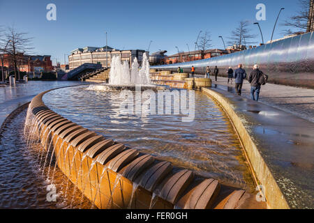 Cascades d'eau et de la fontaine de la place de la Gerbe, Sheffield, South Yorkshire, Angleterre, Royaume-Uni Banque D'Images