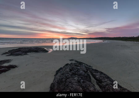 Long Beach Sunset à marée basse, Chesterman Beach, Tofino, Colombie-Britannique Banque D'Images