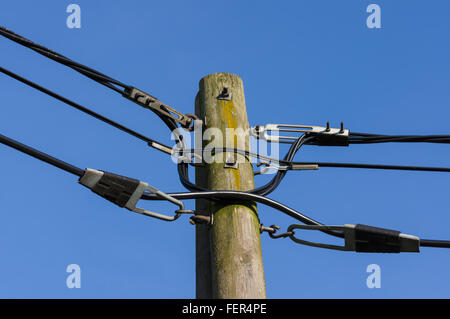 Après l'électricité ancienne en bois contre le ciel bleu Banque D'Images