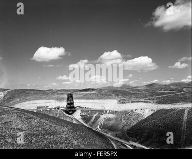 Une image de la collection Atlas Negative, présentant des images historiques capturées dans les premières techniques photographiques. La photographie met l'accent sur la préservation de l'histoire visuelle, soulignant l'importance des archives photographiques pour documenter les événements passés. Banque D'Images