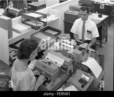 Une image de la collection Atlas Negative, présentant des photographies historiques conservées à des fins d'archives. Ces négatifs donnent un aperçu des événements passés et des scènes capturées dans les premières photographies. Banque D'Images