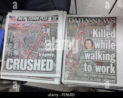 New York Daily News et poster sur un kiosque à journaux à sensation le samedi 6 février, 2016 rapport sur la journée précédente effondrement grue dans Lower Manhattan tuant David Wichs. (© Richard B. Levine) Banque D'Images