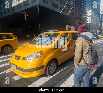 Les taxis de leurs affaires sur la Cinquième Avenue à New York, le vendredi 5 février 2016. (© Richard B. Levine) Banque D'Images