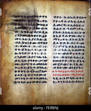 Une page d'un livre de prières éthiopien, présentant des textes religieux traditionnels et des œuvres d'art. Ce manuscrit met en valeur le style unique des livres liturgiques éthiopiens avec des illustrations colorées et un script Ge'ez. Les prières chrétiennes éthiopiennes et les thèmes religieux sont centraux, la page reflétant des traditions séculaires du christianisme orthodoxe éthiopien. Banque D'Images