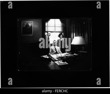 Portrait du gouverneur Johnson pris le 10 août 1940. L'image capture un moment de sa carrière politique cette année-là. Banque D'Images