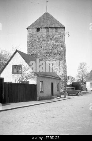 Une photographie de la tour poudreuse de Visby, Gotland, Suède, datant du XIe siècle. La tour, un exemple important de l'architecture romane, fait partie du patrimoine médiéval de Visby, mettant en valeur son importance historique en tant que structure défensive. Banque D'Images