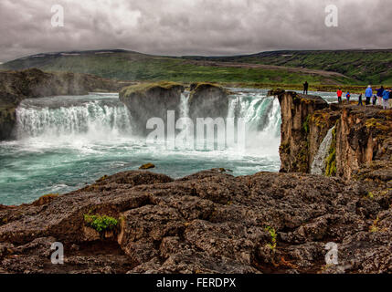 Le 1 août 2015 -¡Ardalur BÃ RÃ°District, du nord de l'Islande, Islande - touristes voir le double en fer à cheval cascade du célèbre GoÃ°afoss à partir d'un promontoire rocheux sur sa rive occidentale. L'un des plus spectaculaires et les plus belles chutes d'eau en Islande, sur la rivière SkjÃ¡lfandafljÃ³t, sa cascade nom des dieux est de la légende de Lögsögumad alors Porgeir a lancé ses statues dans le dieu scandinave tombe dans un acte symbolique de la conversion de l'Islande au christianisme en l'an 1000. Le tourisme est devenu un secteur en pleine croissance de l'économie et de l'Islande est devenue une destination touristique favorite. (Crédit Banque D'Images