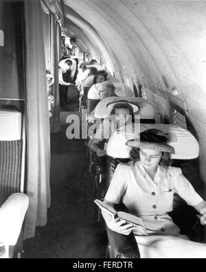 Les passagers d'un Boeing 307 de la Pan Am Banque D'Images