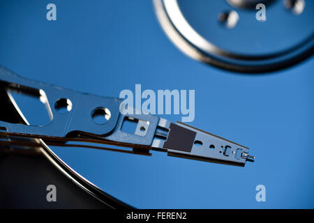 Close up de bras actionneur sur plateau de stockage des données sur disque dur pour ordinateur portable Banque D'Images