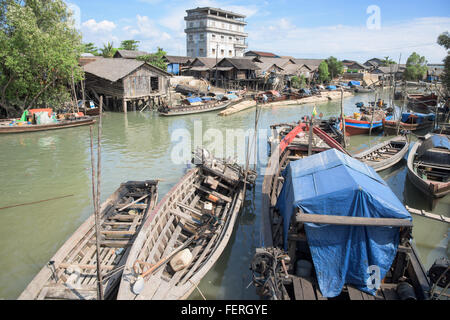 Bateaux en bois traditionnels sur un canal à Myeik, sud du Myanmar. Banque D'Images