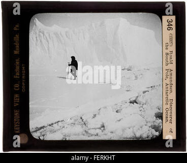 Cette image montre Roald Amundsen, l'explorateur norvégien qui fut le premier à atteindre le pôle Sud. La photographie capture Amundsen au cours de son expédition polaire, mettant en valeur ses réalisations dans l'exploration polaire. Banque D'Images