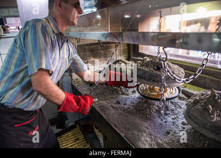 La préparation de l'homme roula burek lave en restaurant à Sarajevo, Bosnie-Herzégovine Banque D'Images