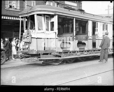 Une photographie en noir et blanc de Sam Hood représentant un accident de tramway à Bondi Junction en 1939. L'image montre les suites de l'accident, capturant le tramway endommagé et l'intervention d'urgence. Banque D'Images