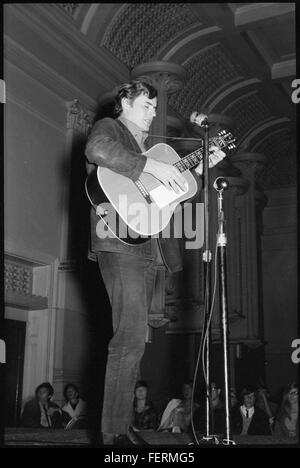 Gary Shearston (1939-2013), collecteur de SAFA, Paddington Town Hall, 21 janvier, 1965 / La Tribune Gary Shearston (1939-2013), collecteur de SAFA, Paddington Town Hall, 21 Banque D'Images