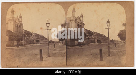 Photographie de Macquarie Street South à Sydney, prise au coin des rues Hunter et Macquarie en 1859. La vue est vers le sud, avec l'église presbytérienne Stephens de fer visible sur la gauche. L'image offre un aperçu historique de la région au 19ème siècle, mettant en valeur l'architecture et le paysage de rue du début de Sydney. Banque D'Images