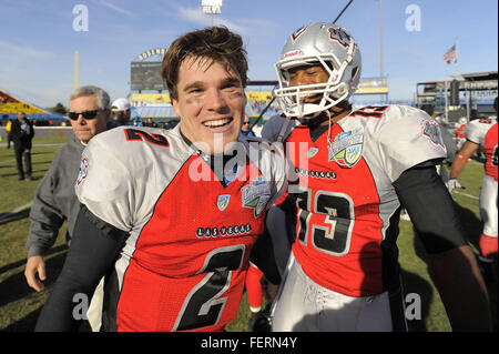 Omaha, Nebraska, USA. 27 Nov, 2010. Las Vegas Locomotives quarterback Chase Clement (2) et l'onglet wide receiver Perry (13) 23-20 célébrer leurs United Football League Championship jeu jeux sur la Floride à Tuskers Rosenblatt Stadium, le 27 novembre 2010 à Omaha, Nebraska. Les Locos a gagné le match 23-20. © Scott A. Miller/ZUMA/Alamy Fil Live News Banque D'Images