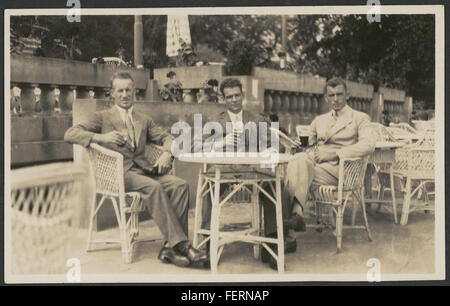 Portrait des aviateurs Charles Kingsford Smith, Charles Ulm et TH McWilliam, connus pour leurs vols pionniers. Cette photographie commémore leur contribution à l'histoire de l'aviation. Banque D'Images