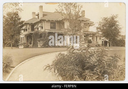 Cette image représente une résidence de Dallas Park avec un porche couvert de lierre, présentant un style architectural traditionnel typique des demeures du début du XXe siècle à Dallas. La photo met en évidence le design résidentiel et l'aménagement paysager populaires pendant cette période. Banque D'Images