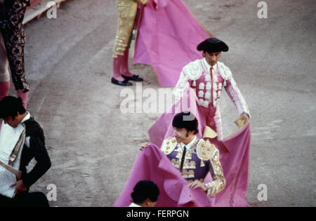Un moment dramatique d'une corrida, montrant le matador en action. Cet événement traditionnel espagnol implique le matador faisant preuve d'habileté et de bravoure dans l'arène avec un taureau. Banque D'Images
