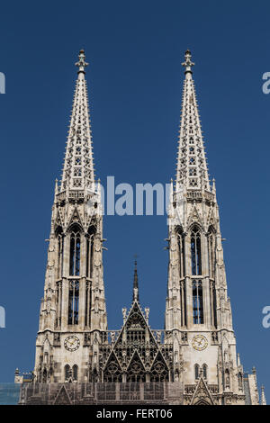 Low angle view des tours sur l'Église Votive de Vienne Banque D'Images