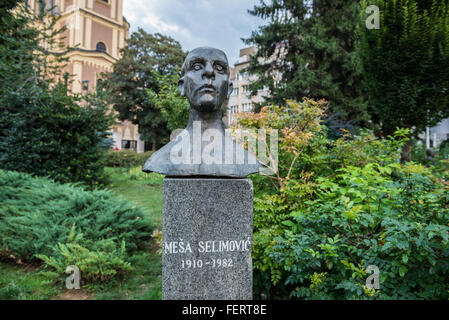 Buste de l'écrivain Mehmed 'Mesa' Selimovic cathédrale orthodoxe serbe avec le contexte à Sarajevo, Bosnie-Herzégovine Banque D'Images