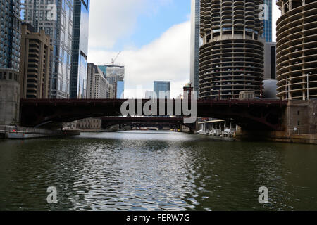 À l'ouest jusqu'à la state street art déco pont basculant tourillon et marina towers sur la rivière Chicago. Banque D'Images