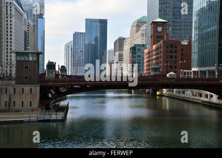 À l'ouest jusqu'à la 1962 Dearborn Street pont basculant tourillon sur la rivière Chicago. Banque D'Images