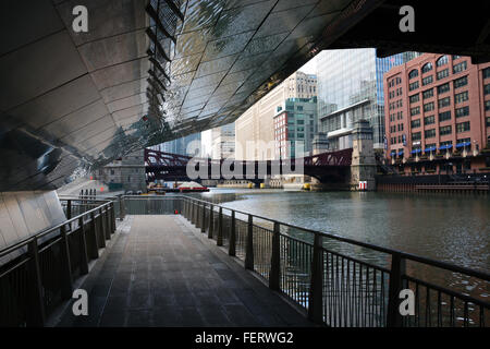 À l'ouest jusqu'à la rue LaSalle le pont sur la rivière de Chicago à pied de sous le pont de la rue Clark. Banque D'Images