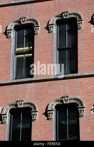 Châssis de fenêtre en pierre calcaire typique de l'architecture de Chicago à partir de la fin du xixe ou début du xxe siècle. Banque D'Images
