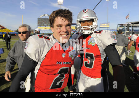 Omaha, Nebraska, USA. 27 Nov, 2010. Las Vegas Locomotives quarterback Chase Clement (2) et l'onglet wide receiver Perry (13) 23-20 célébrer leurs United Football League Championship jeu jeux sur la Floride à Tuskers Rosenblatt Stadium, le 27 novembre 2010 à Omaha, Nebraska. Les Locos a gagné le match 23-20. © Scott A. Miller/ZUMA/Alamy Fil Live News Banque D'Images