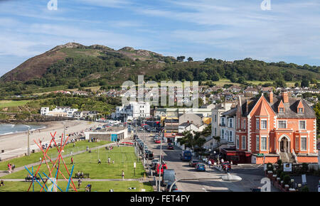 Vue surélevée à sud, vers Bray Head le long de Strand Road et la promenade à Bray, comté de Wicklow, en Irlande. Banque D'Images