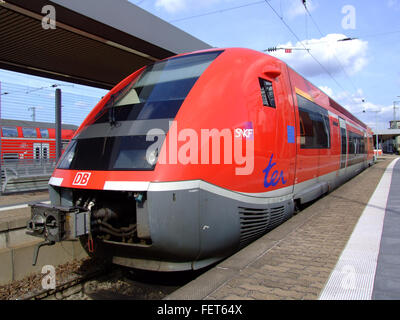 Le DB SNCF TER est un train régional opérant en France, desservant différentes lignes locales. TER (transport Express régional) fournit des services de transport essentiels pour les navetteurs et les voyageurs. Banque D'Images