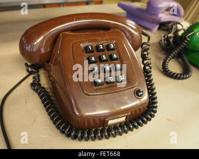 Le Oude bruine drukknop telefoon, un ancien téléphone brun à bouton-poussoir, est présenté comme une pièce vintage de la technologie de communication du milieu du XXe siècle. Banque D'Images