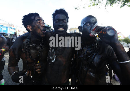 Port of Spain, Trinidad. 8 Février, 2016. Wendell Manwarren (L) et Roger Roberts (R), les principaux membres de la bande du canal 3Jouvay Blk Jab Nation, au cours de chant j'ouvert dans le cadre de la Trinité-et-Tobago Carnival le 08 février 2016 à Port of Spain, Trinidad. (Photo par Sean Drakes/Alamy Live News) Banque D'Images